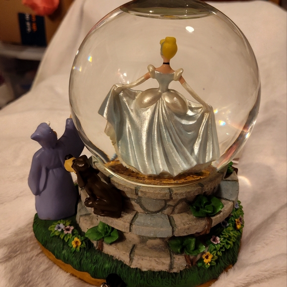 NEW!!! DISNEY CINDERELLA SNOW GLOBE - Picture 11 of 13